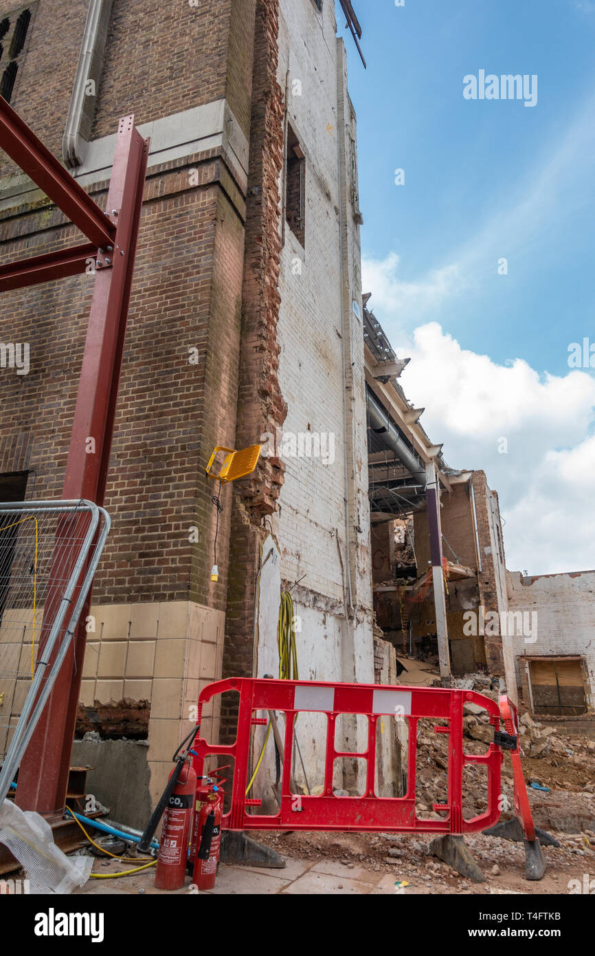 Un edificio a Luton essendo demolito Foto Stock