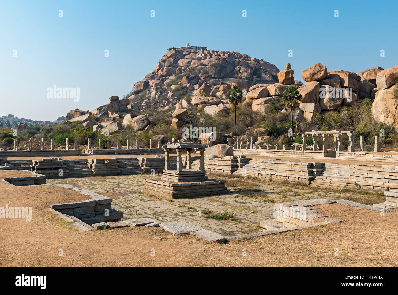 Sacro Pushkarani serbatoio a Sule Bazaar, Hampi, India Foto Stock