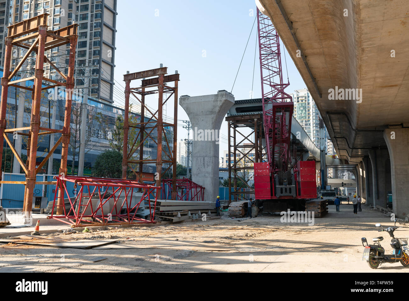 4 ottobre 2018, Wuhan, Cina : strada sopraelevata costruzione con sito di costruzione macchinari per l'installazione del ponte a Wuhan Cina Foto Stock