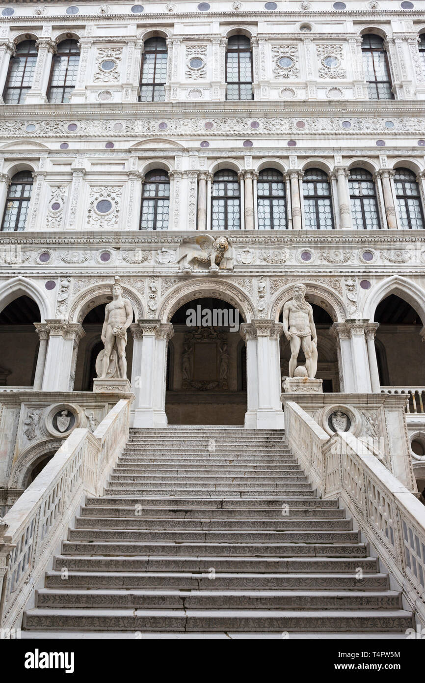 Scalinata dei Giganti (Scala dei Giganti), Palazzo Ducale Cortile (Palazzo Ducale), Venezia, Italia e Europa Foto Stock