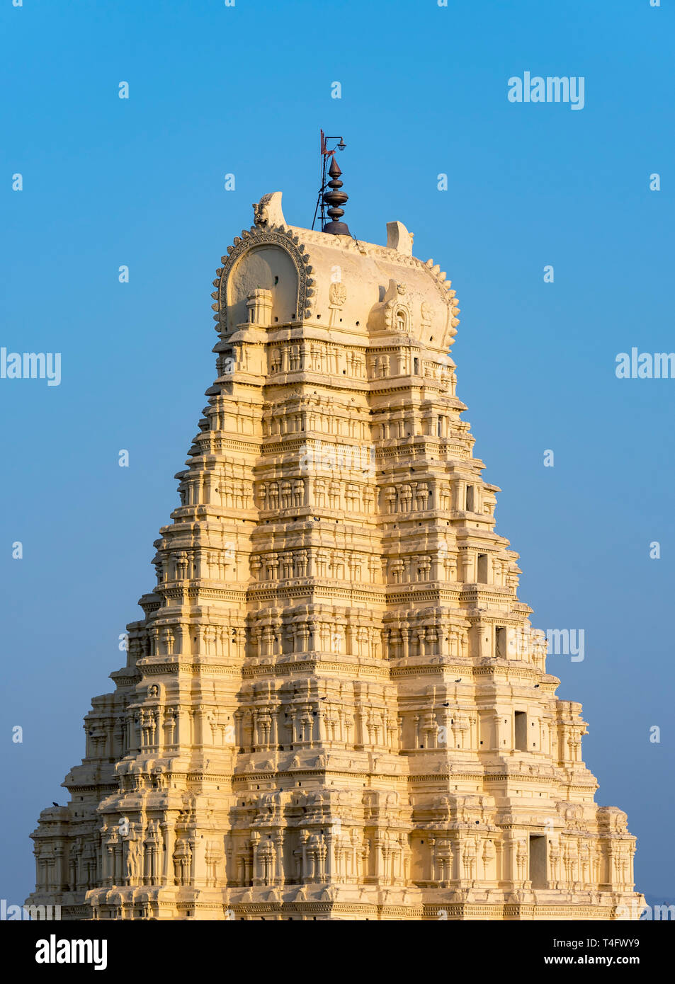 Close-up di gopuram del Tempio Virupaksha di Hampi, India Foto Stock