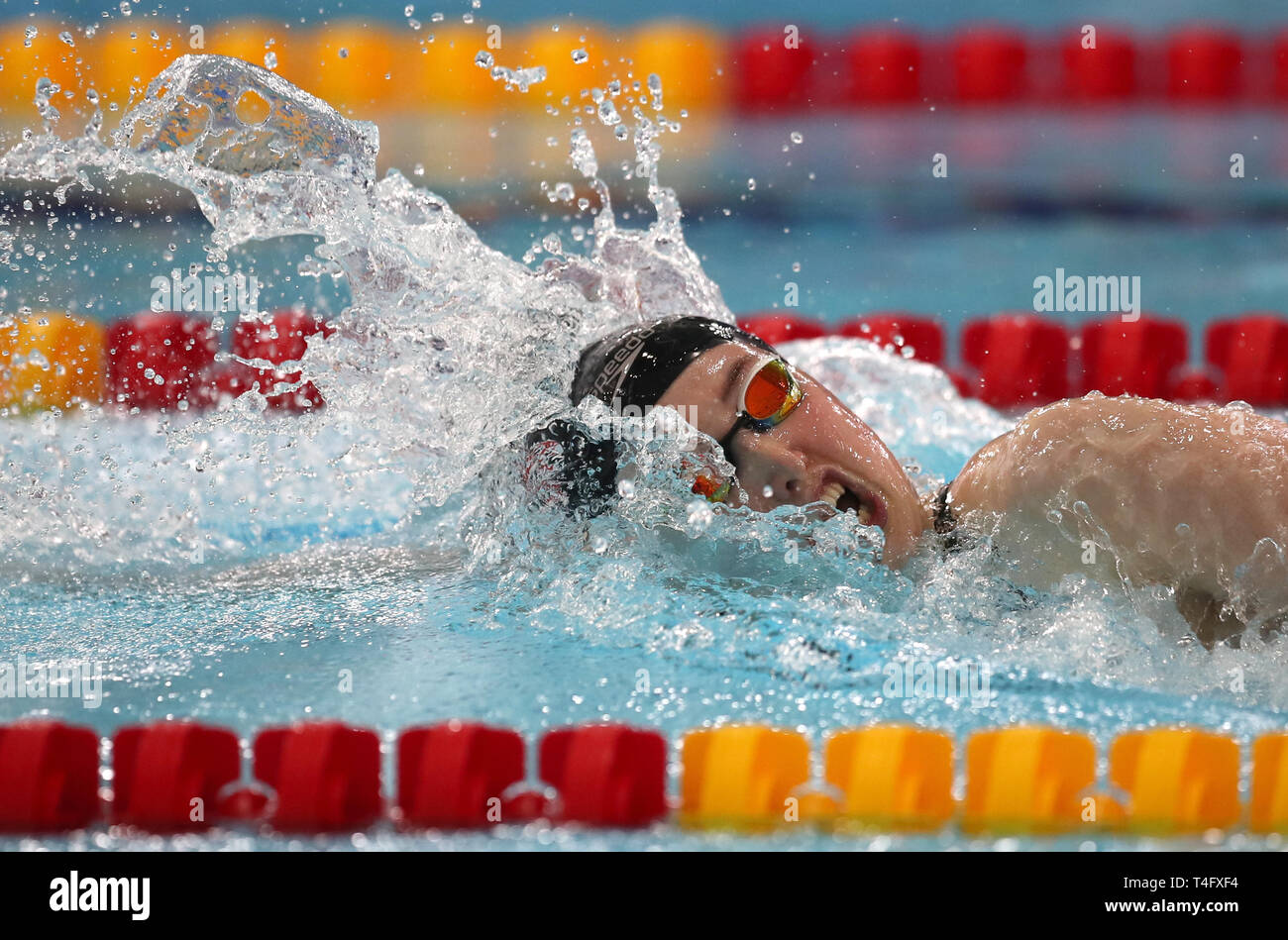 Kathryn Greenslade i riscaldatori per le donne Open 200m Freestyle, durante il giorno uno del 2019 British Nuoto Campionati a Tollcross International centro nuoto, Glasgow. Foto Stock