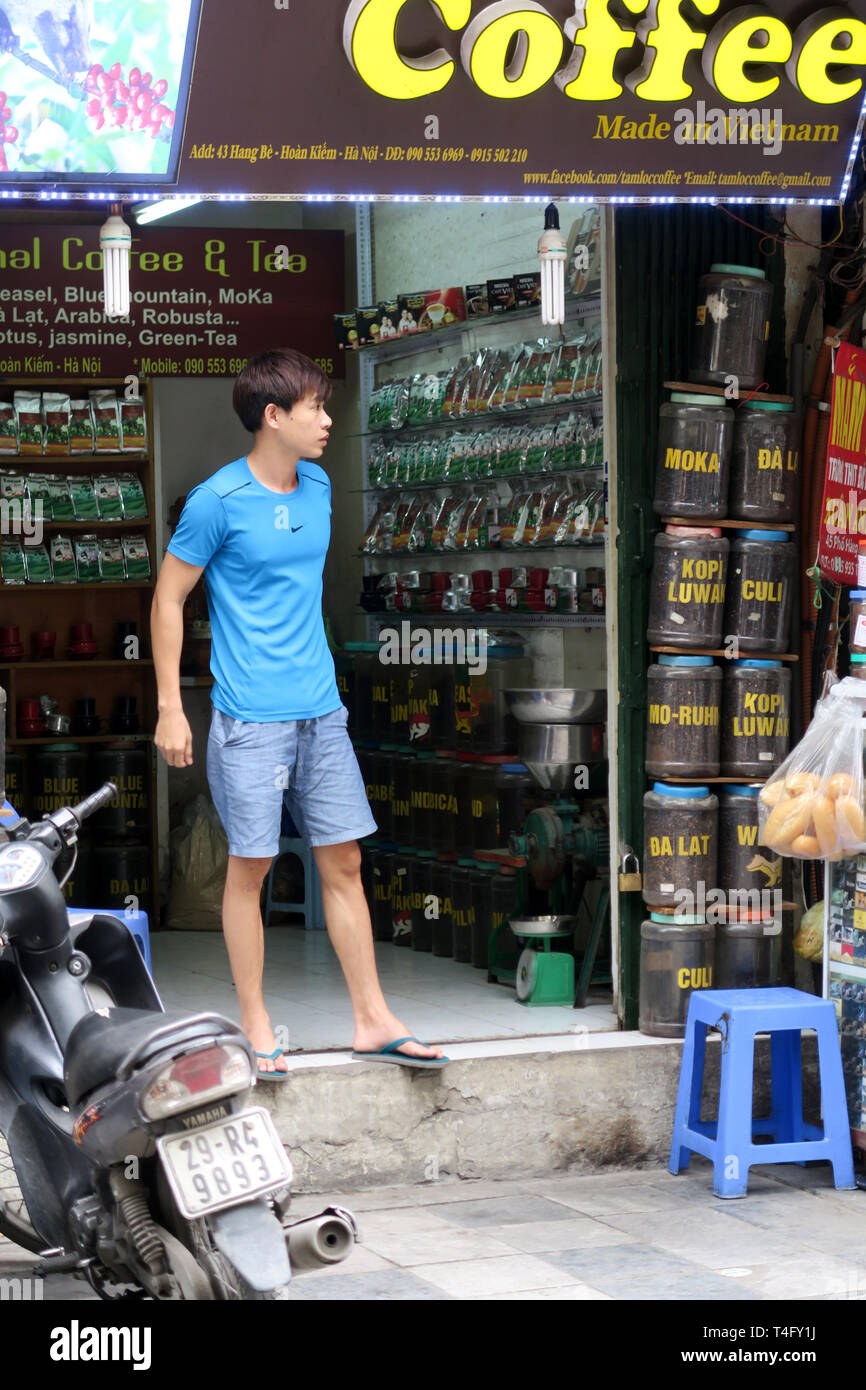 Il caffè tradizionale venditore, concentrandosi sul chicco abbrustolito vendite, Città Vecchia, Hanoi, Vietnam Foto Stock