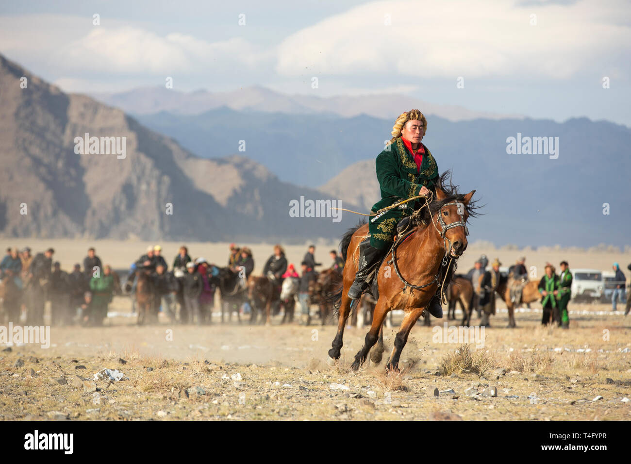 Il bayan Ulgii, Mongolia, 3 ottobre 2015: uomo kazako sul suo cavallo Foto Stock