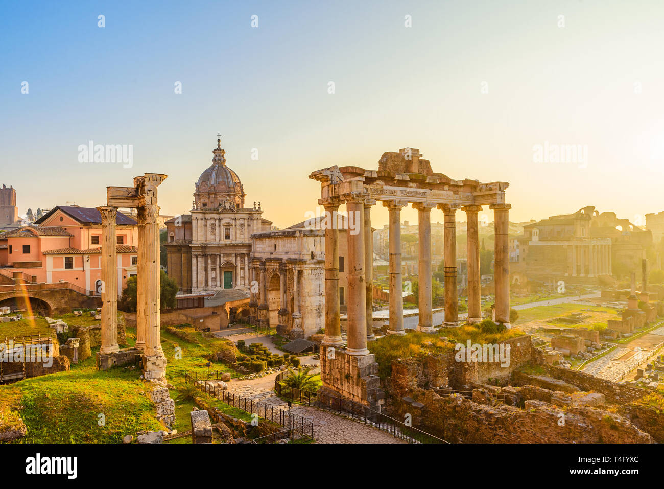 Foro Romano in Italia a Roma con gli antichi edifici e punti di riferimento durante il sunrise Foto Stock