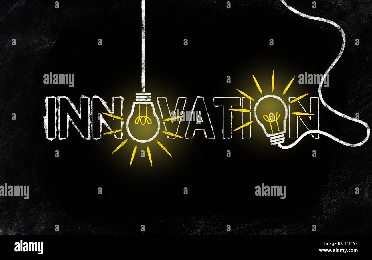 Chalk disegno della parola innovazione con luce incandescente lampadine su lavagna Foto Stock