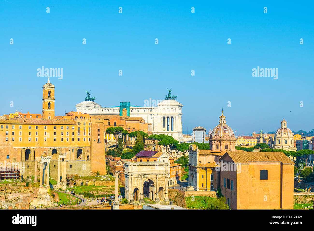 Vista sul Foro Romano in Italia a Roma dal colle Palatino. Punto di riferimento a Roma e architettura di antiquariato Foto Stock