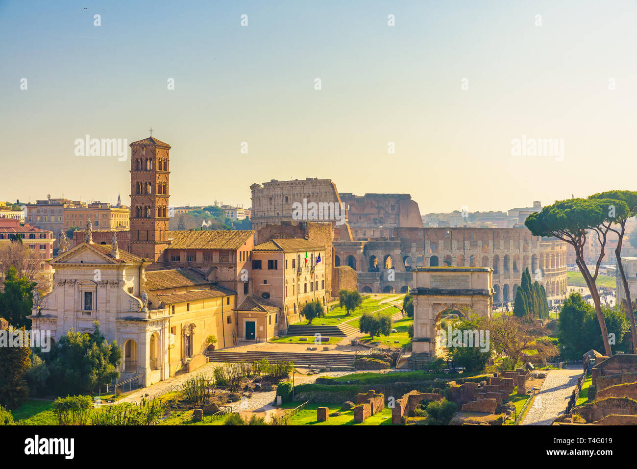 Roma, Italia skyline della città con i punti di riferimento il Colosseo e il Foro Romano vista dal colle Palatino. famosa destinazione di viaggio di Italia Foto Stock