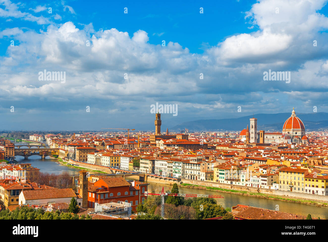 Vista aerea di Firenze con il Ponte Vecchio, il fiume Arno e il Duomo di Firenze, Toscana, Italia. Orizzonte di firenze Foto Stock