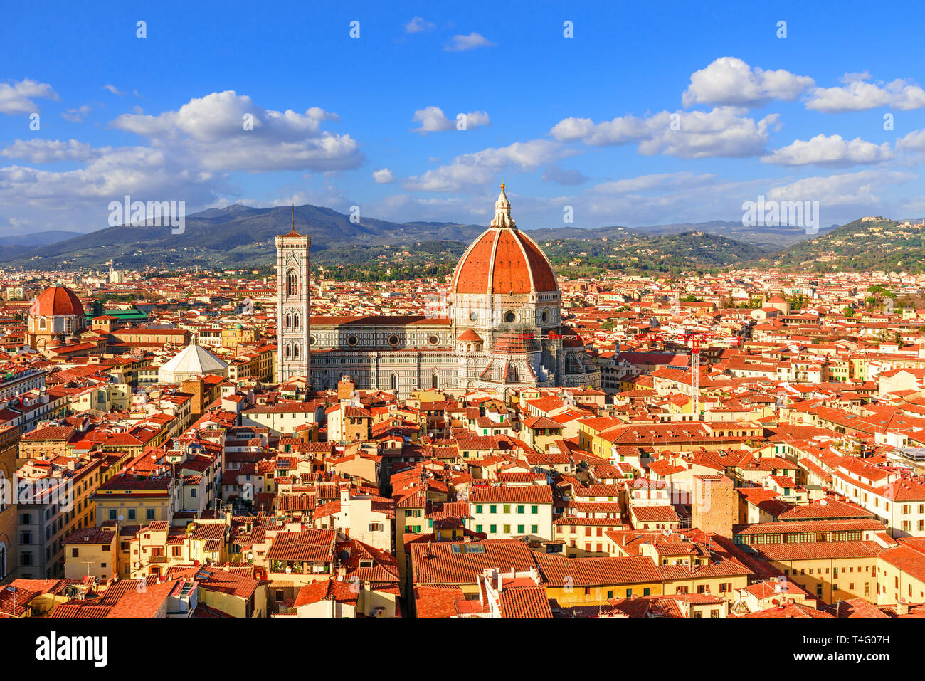 Vista Panoramica di Firenze e la chiesa di Santa Maria del Fiore Duomo di Firenze, Italia con tetti di colore arancione Foto Stock