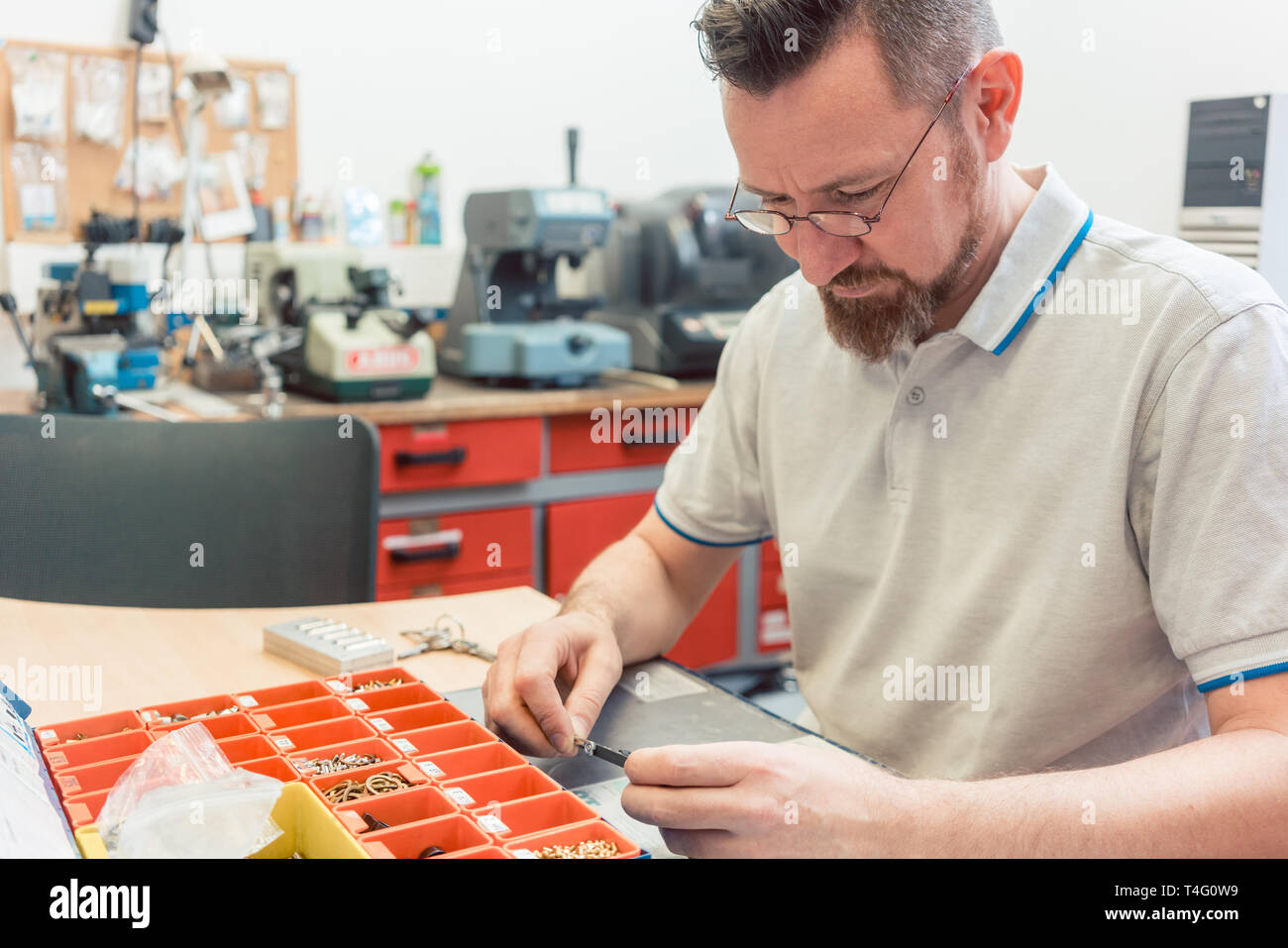 Lockmith lavorando su una serratura la riparazione di esso Foto Stock