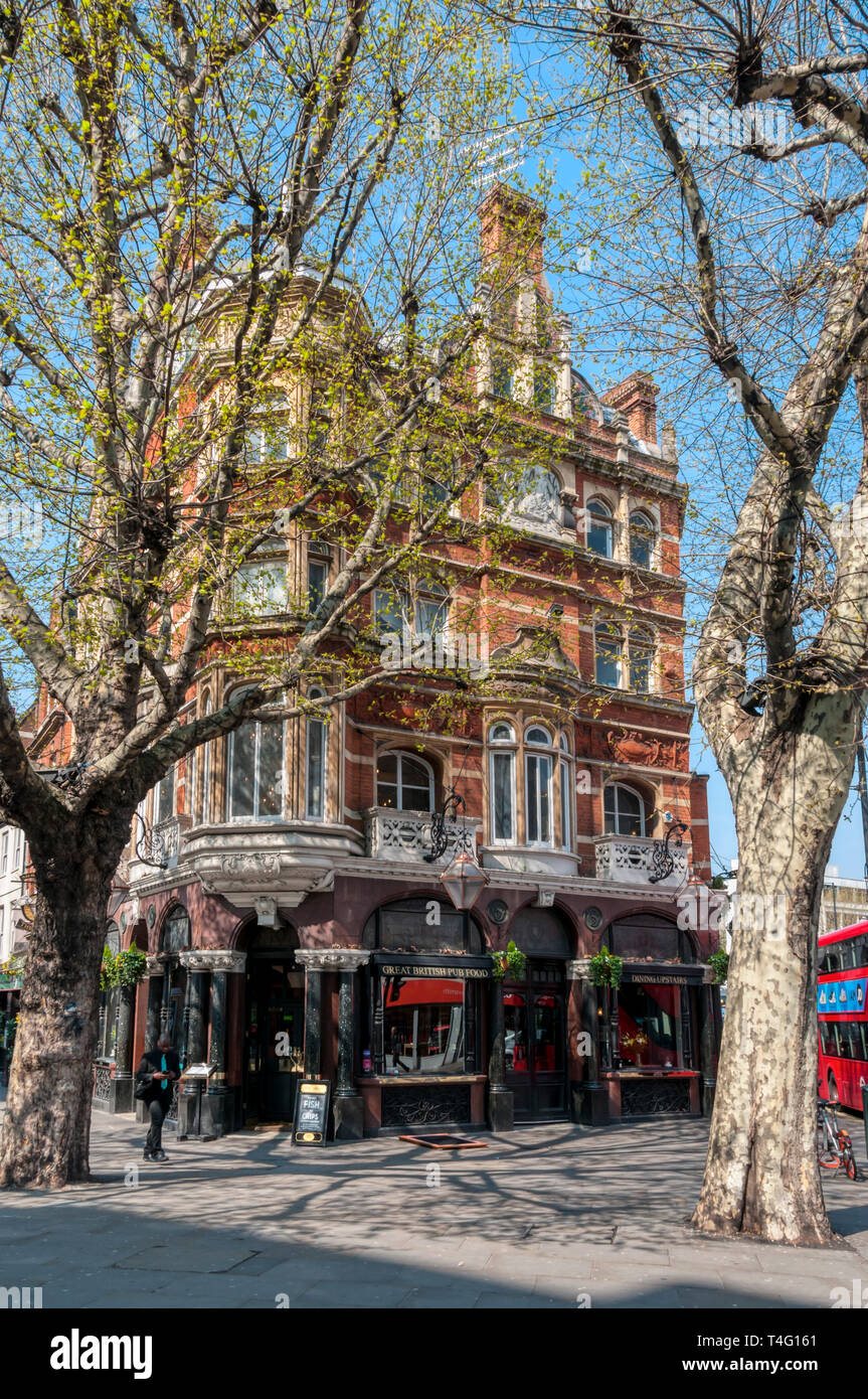 Il Cigno public house sulla Hammersmith Broadway. Foto Stock
