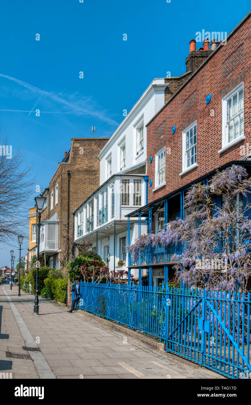 Il centro commerciale inferiore accanto al Fiume Tamigi in Hammersmith è parte del Tamigi Path National Trail. Foto Stock