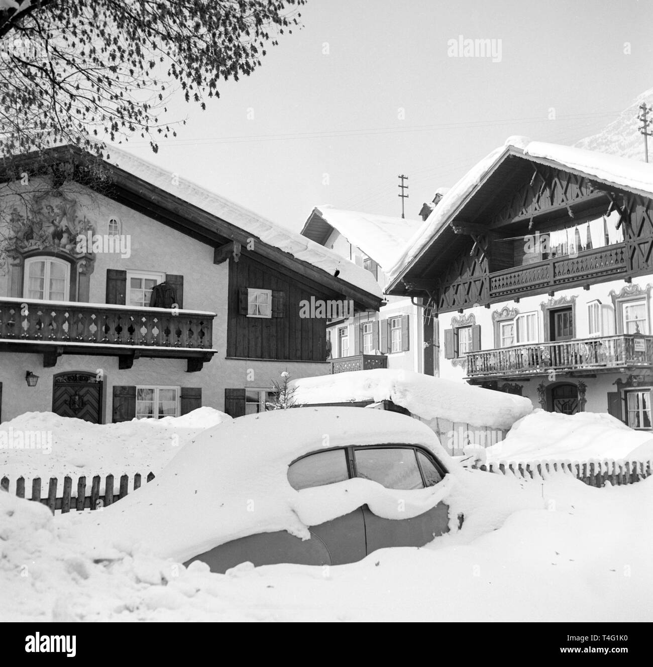 Una vettura sta in piedi di fronte ad un giardino recinto a Garmisch-Partenkirchen ed è quasi completamente coperto di neve (non datato foto di archivio da gennaio 1963). | Utilizzo di tutto il mondo Foto Stock