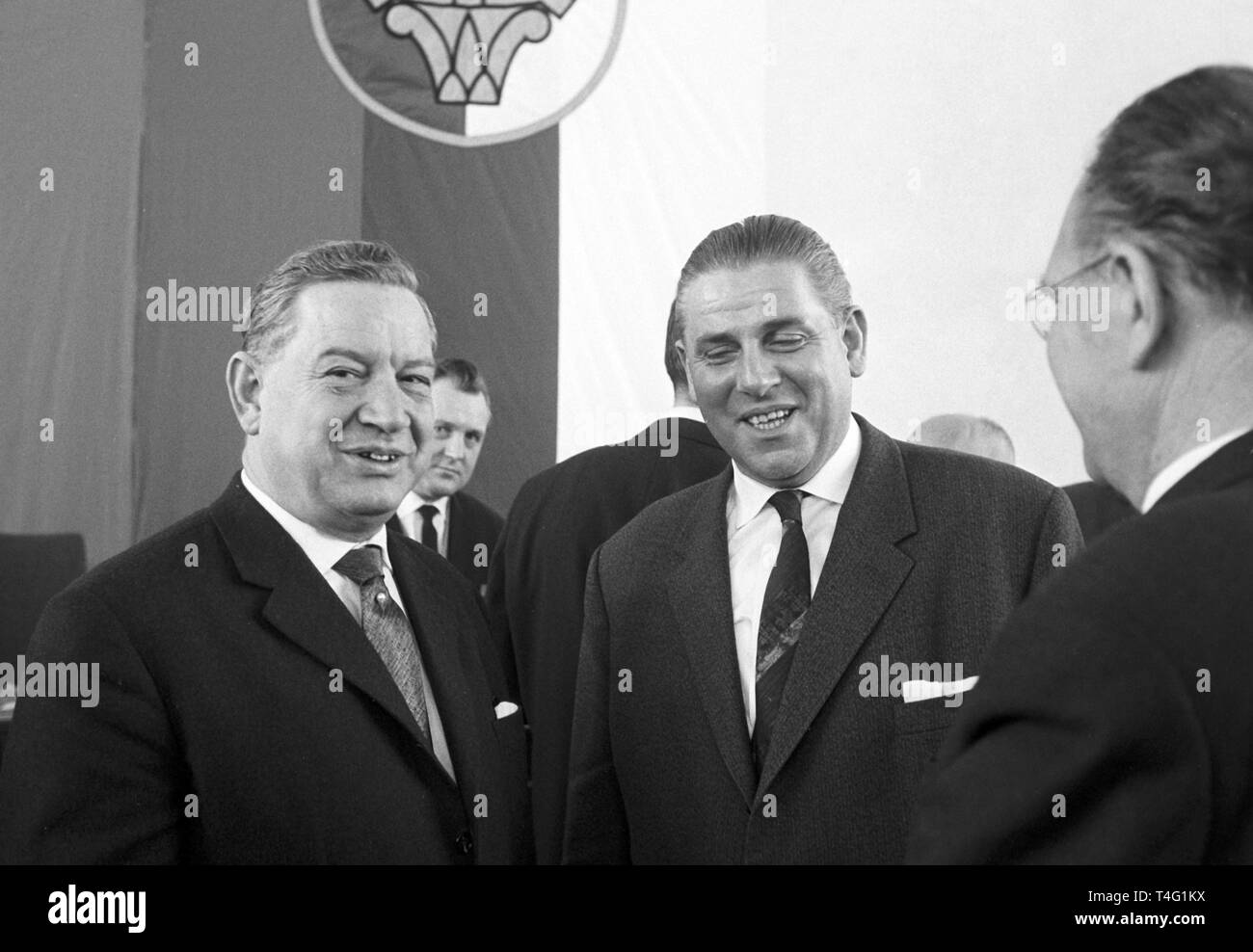 Il Associaton bavarese delle città in Augsburg detiene una assemblea plenaria il 17 di Gennaio di 1963. La foto mostra il ministro presidente Alfons Goppel (l) a parlare con il sindaco di Norimberga Andreas Urschlechter. | Utilizzo di tutto il mondo Foto Stock