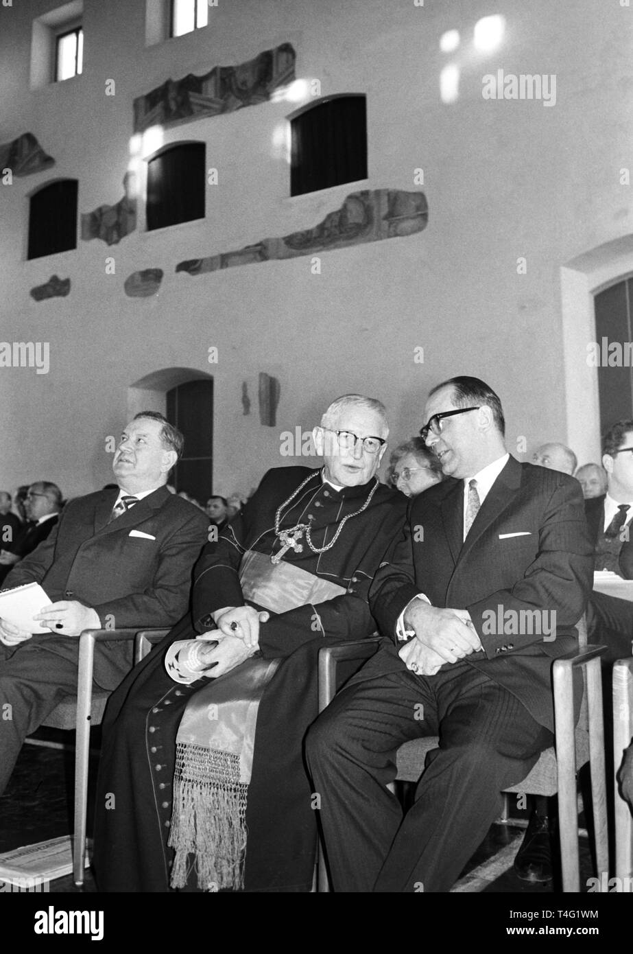 Il Associaton bavarese delle città in Augsburg detiene una assemblea plenaria il 17 di Gennaio di 1963. La foto mostra il titolo onorario di ospiti (l-r) ministro presidente Alfons Goppel Vescovo Josef Freundorfer e ministro degli interni di Heinrich Junker, sullo sfondo di una parete del ricostruito camera cerimoniale in cui i frammenti conservati dell'ex muro dipinto sono state incluse. | Utilizzo di tutto il mondo Foto Stock Il Associaton bavarese delle città in Augsburg detiene una assemblea plenaria il 17 di Gennaio di 1963. La foto mostra il titolo onorario di ospiti (l-r) ministro presidente Alfons Goppel Vescovo Josef Freundorfer e ministro degli interni di Heinrich Junker, sullo sfondo di una parete del ricostruito camera cerimoniale in cui i frammenti conservati dell'ex muro dipinto sono state incluse. | Utilizzo di tutto il mondo Foto Stock