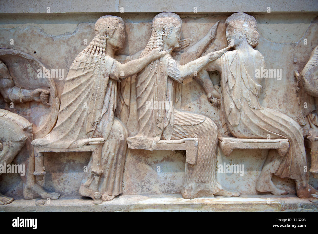 Tesoro di Siphnos Oriente fregio che rappresentano scene della guerra di Troia. 525 A.C. .Da sinistra: Aris, Afrodite, Artemis. Delphi Museo Archeologico. Foto Stock