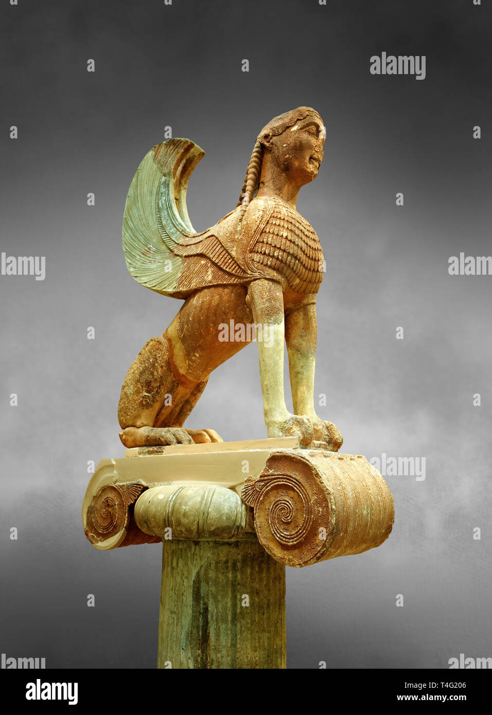 Grande Sfinge di Naxos seduto su una colonna ionica circa 560 A.C. Delphi Museo Archeologico. Foto Stock