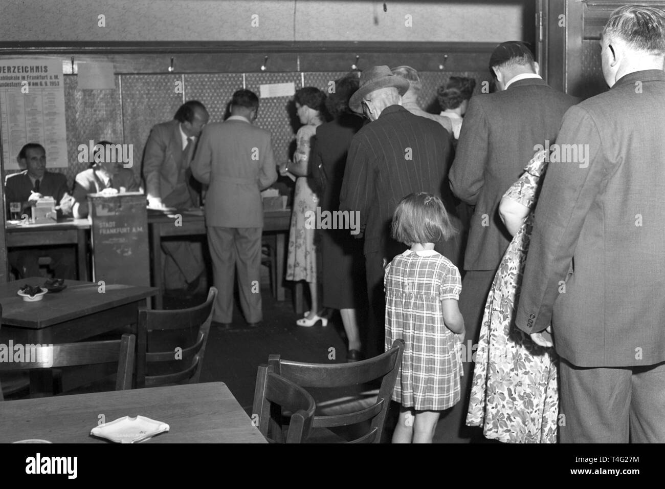 Elezioni generali del Bundestag tedesco 1953 - Stazione di polling in Francoforte sul Meno | Utilizzo di tutto il mondo Foto Stock