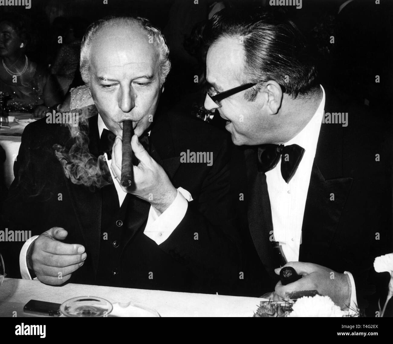 Il ventitreesimo sfera multimediale si svolge a Berlino il 17 gennaio 1971. La foto mostra il ministro degli esteri Walter Scheel (l) e il ministro presidente Helmut Kohl (r), che fumare un sigaro. | Utilizzo di tutto il mondo Foto Stock