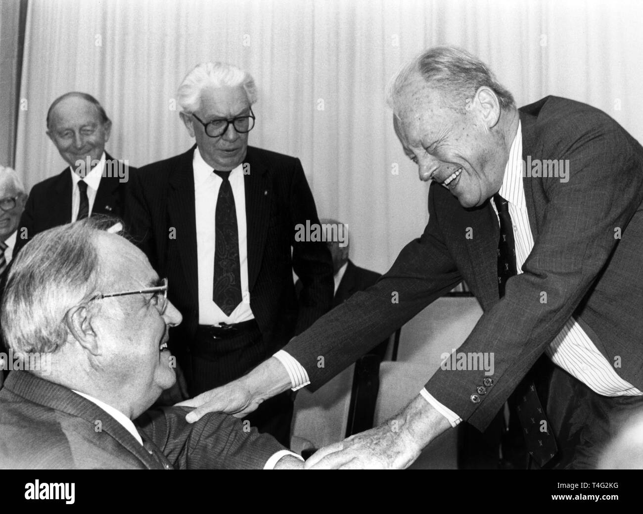 Bundestag e Bundesrat hanno celebrato il loro quarantesimo anniversario il 07 settembre 1989. Nel separare le ore di commemorazione hanno ricordato le prime conferenze di entrambe le istituzioni legislative a Bonn il 07 settembre 1949. Nella foto, ci sono il Cancelliere tedesco Helmut Kohl (L) e il DOCUP presidente onorario Willy Brandt (R) all'inizio della commemorazione del Bundesrat. Sullo sfondo si vede la ex Presidente tedesco Kai-Uwe von HASSEL (M) e l'ex ministro-presidente del Baden-Wurttemberg, Hans Filbinger (L). | Utilizzo di tutto il mondo Foto Stock