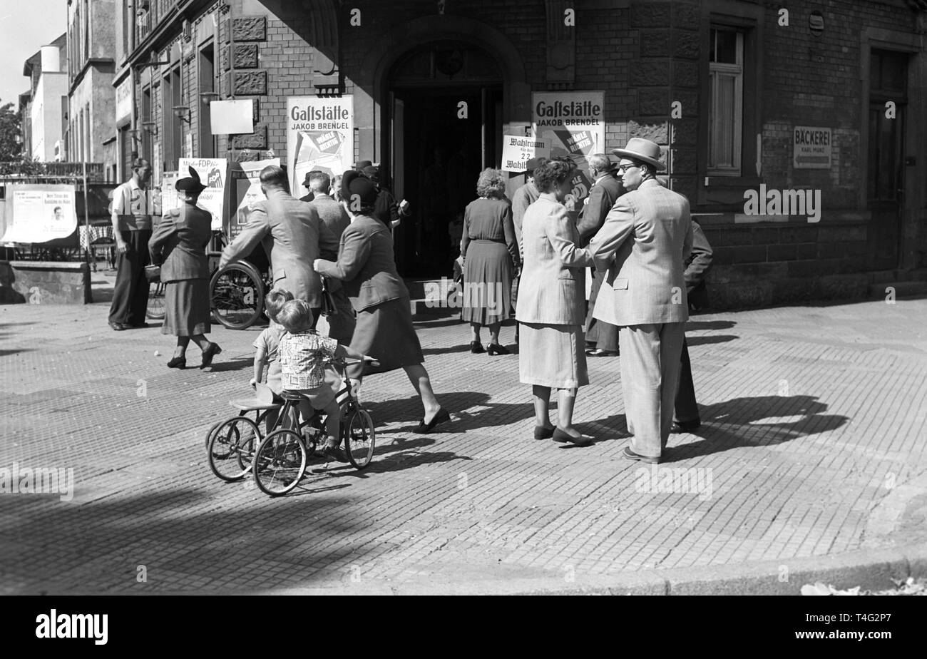 Elezioni generali del Bundestag tedesco 1953 - Stazione di polling a Francoforte. | Utilizzo di tutto il mondo Foto Stock