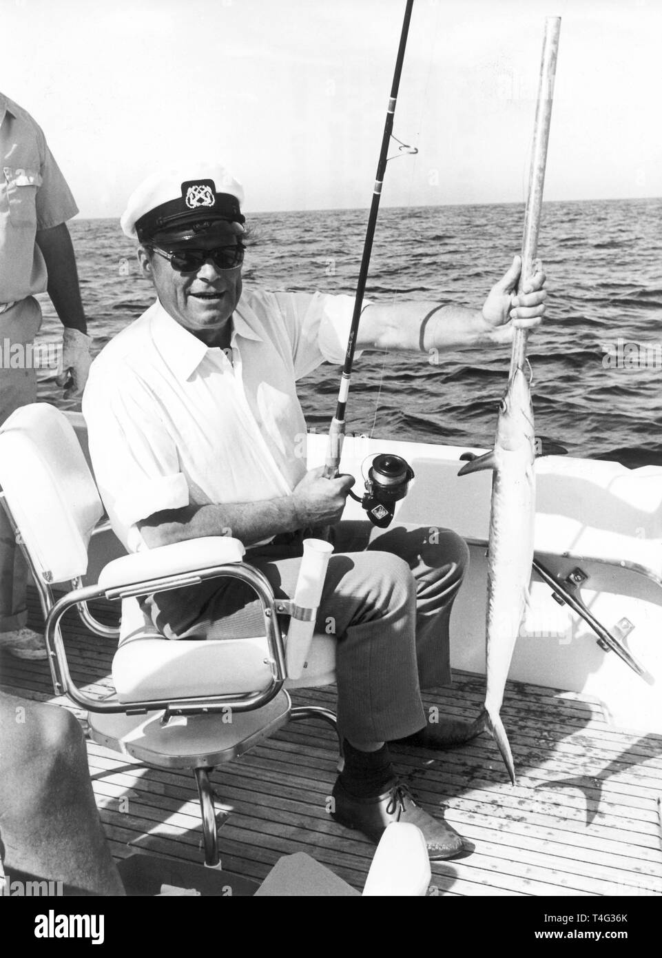 Il Cancelliere federale Willy Brandt (seduto) con un kingfish, che egli ha appena pescato e a un viaggio di pesca in data 8 gennaio 1972 presso il golfo del Messico presso la costa della Florida. Brandt è in vacanza negli stati uniti con la sua famiglia. | Utilizzo di tutto il mondo Foto Stock