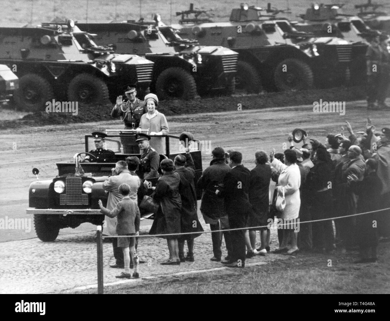 Queen Elizabeth II. e suo marito il Principe Filippo ispezionare le truppe britanniche in Sennelager il 26 maggio 1965. | Utilizzo di tutto il mondo Foto Stock