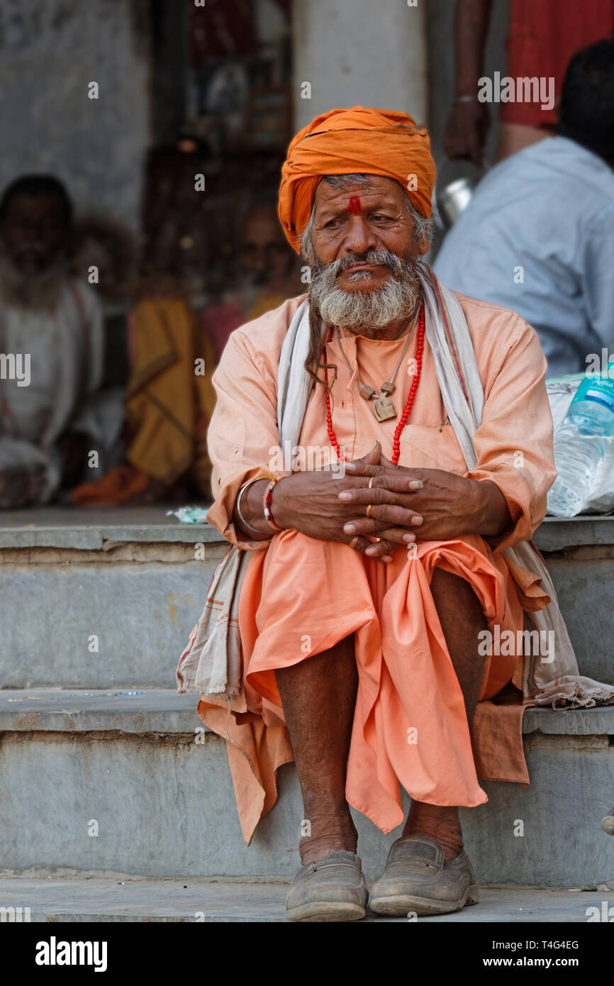 PUSHKAR, INDIA, 28 Ottobre 2017 : Ritratto di vecchio uomo indiano. Pushkar Camel fair è una delle più grandi fiere del bestiame nel paese con migliaia di Foto Stock