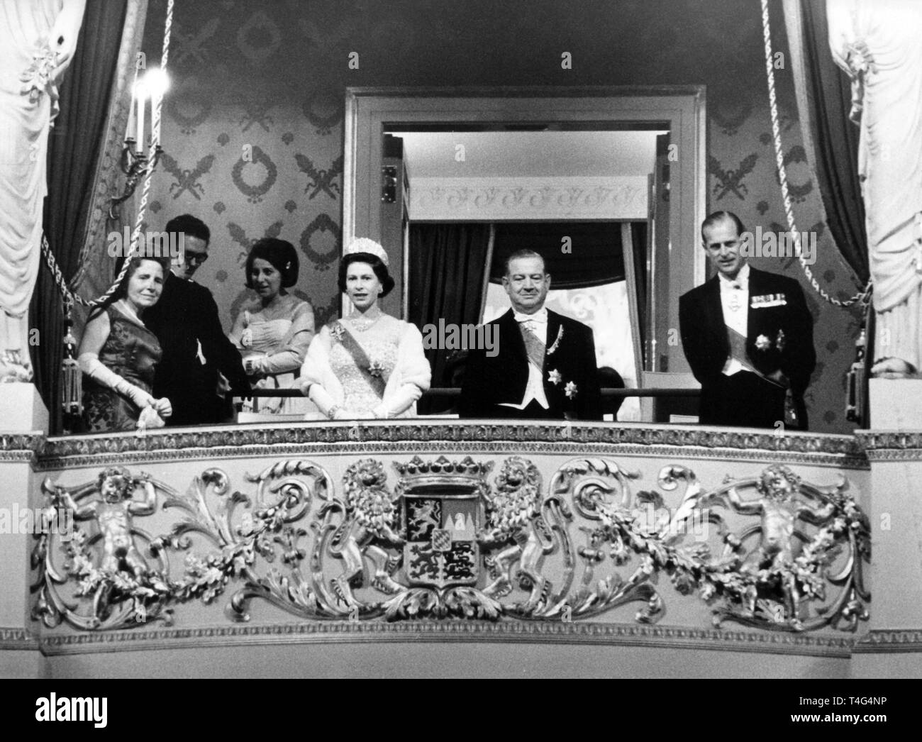 Queen Elizabeth II (centro) e del principe Filippo (R) sono in piedi la royal box presso il teatro nazionale di Monaco di Baviera il 21 maggio 1965. Gertrud Goppel e Alfons Goppel sono in piedi accanto a lei. | Utilizzo di tutto il mondo Foto Stock