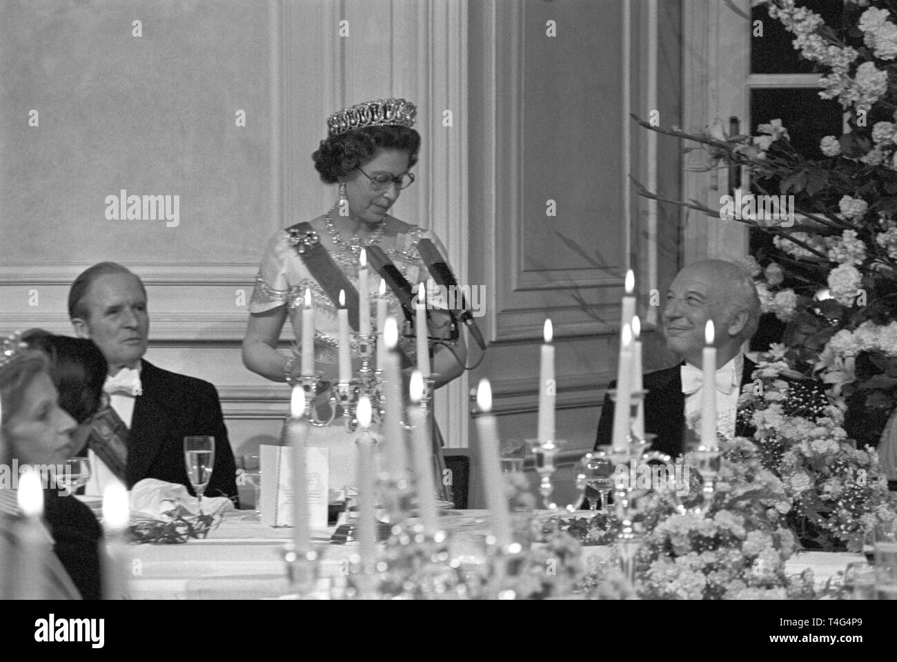 Queen Elizabeth II dà un discorso durante la cena presso il castello di Augustusburg in Bruehl il 22 maggio 1978. Karl Carstens (L), Presidente del Bundestag e Presidente federale Walter Scheel (R) sono seduto accanto a lei. | Utilizzo di tutto il mondo Foto Stock