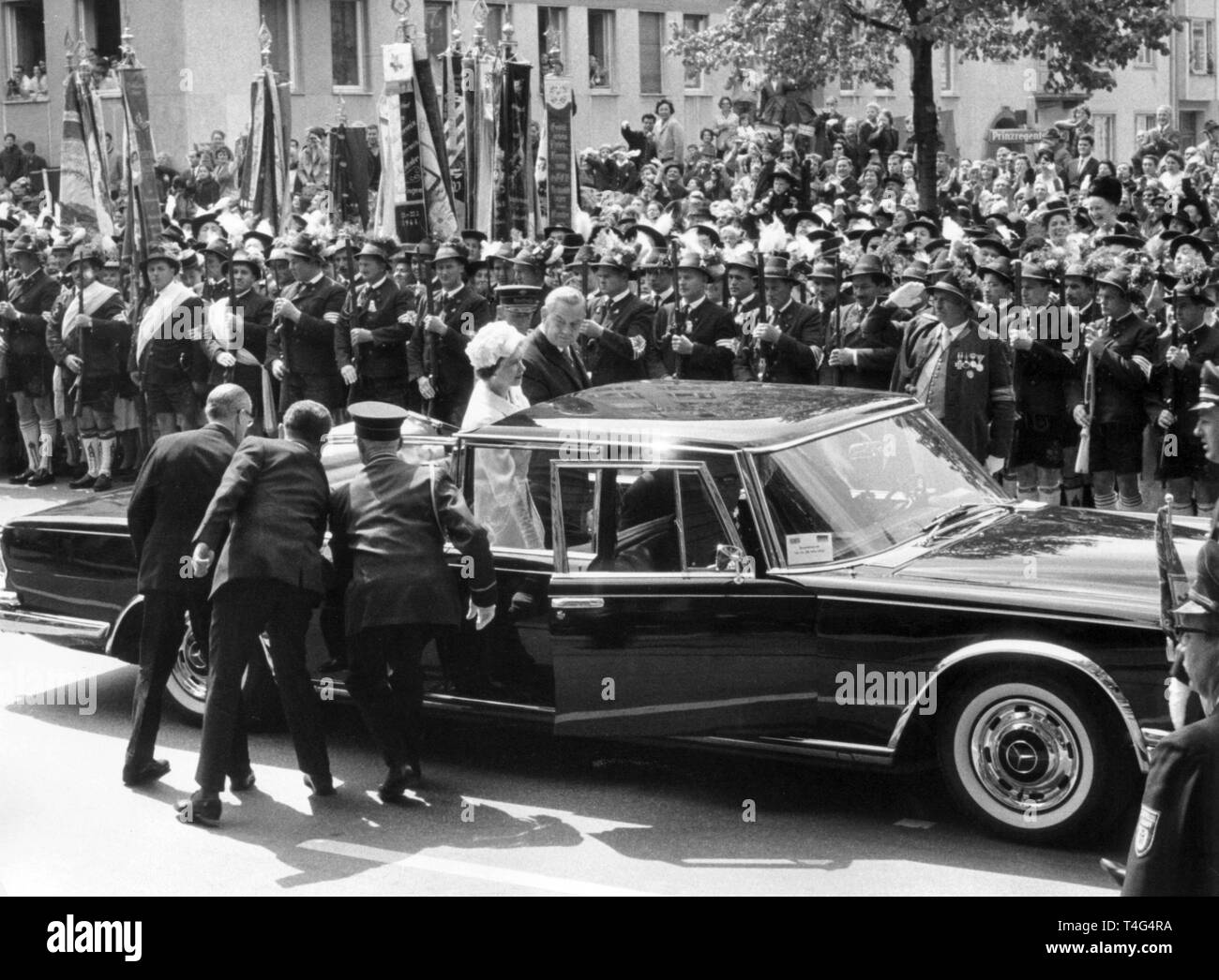 La regina Elisabetta II e il Primo Ministro bavarese Alfons Goppel arrivare alla cancelleria di Stato a Monaco di Baviera il 21 maggio 1965. | Utilizzo di tutto il mondo Foto Stock