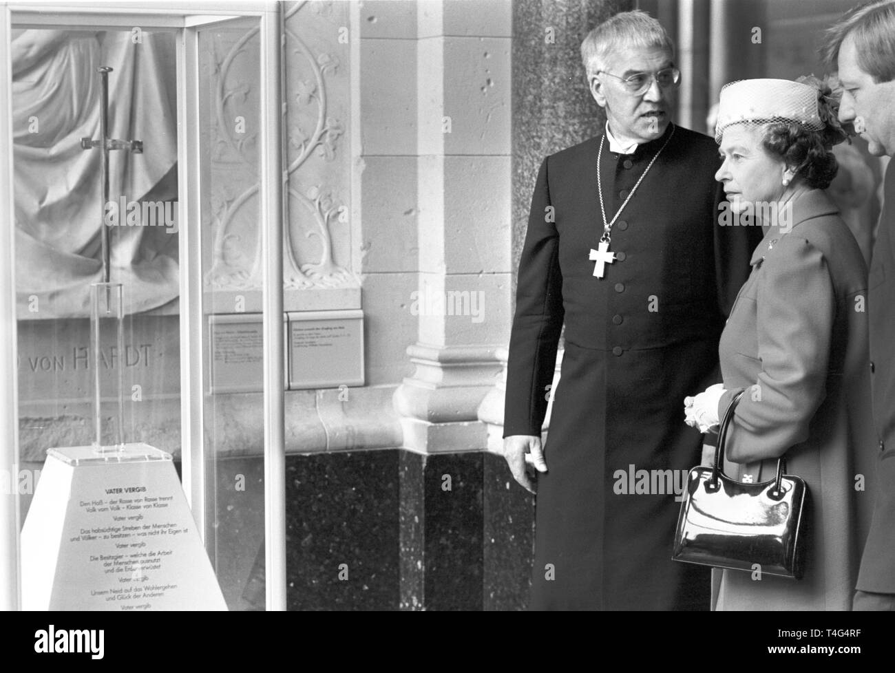 La regina Elisabetta II visita la chiesa memoriale del Kaiser Wilhelm il 27 maggio 1987. A sinistra nell'armadio di vetro la croce di chiodi da Coventry Cathedral. Accanto alla regina Provost D. Holm e che disciplinano il sindaco di Berlino Eberhard Diepgen (r). La British Queen e suo marito siamo stati a Berlino per una visita di due giorni in occasione del 750 anniversario di Berlino. | Utilizzo di tutto il mondo Foto Stock