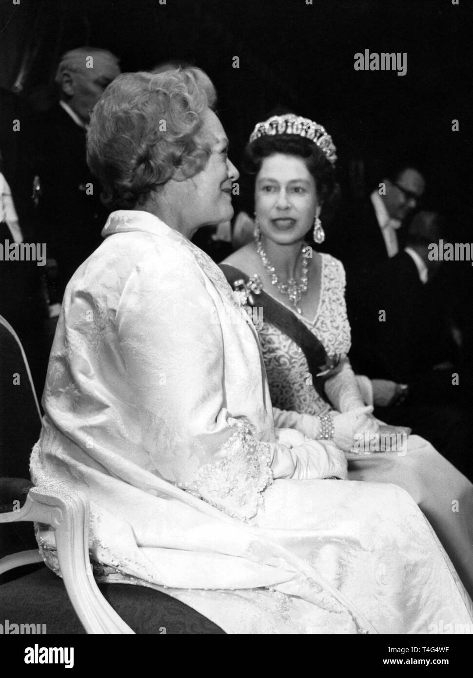 Queen Elizabeth II (R) e Wilhelmine Luebke, moglie del Presidente Federale, sono seduti sul balcone del castello di Augustusburg in Bruehl vicino a Bonn il 18 maggio 1965. | Utilizzo di tutto il mondo Foto Stock