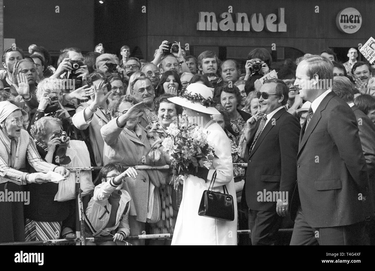 Queen Elizabeth II. e Berlino Ovest sindaco Dietrich Stobbe (R) onda per il tifo folla come la regina passeggiate lungo il Kurfürstendamm di Berlino il 24 maggio 1978 durante la sua visita di Stato in Germania Ovest. | Utilizzo di tutto il mondo Foto Stock