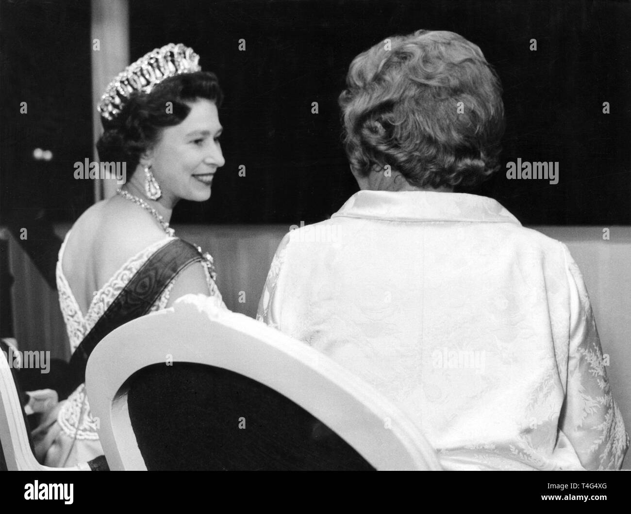 Queen Elizabeth II (L) e Wilhelmine Luebke, moglie del Presidente Federale, sono seduti sul balcone del castello di Augustusburg in Bruehl vicino a Bonn il 18 maggio 1965. | Utilizzo di tutto il mondo Foto Stock