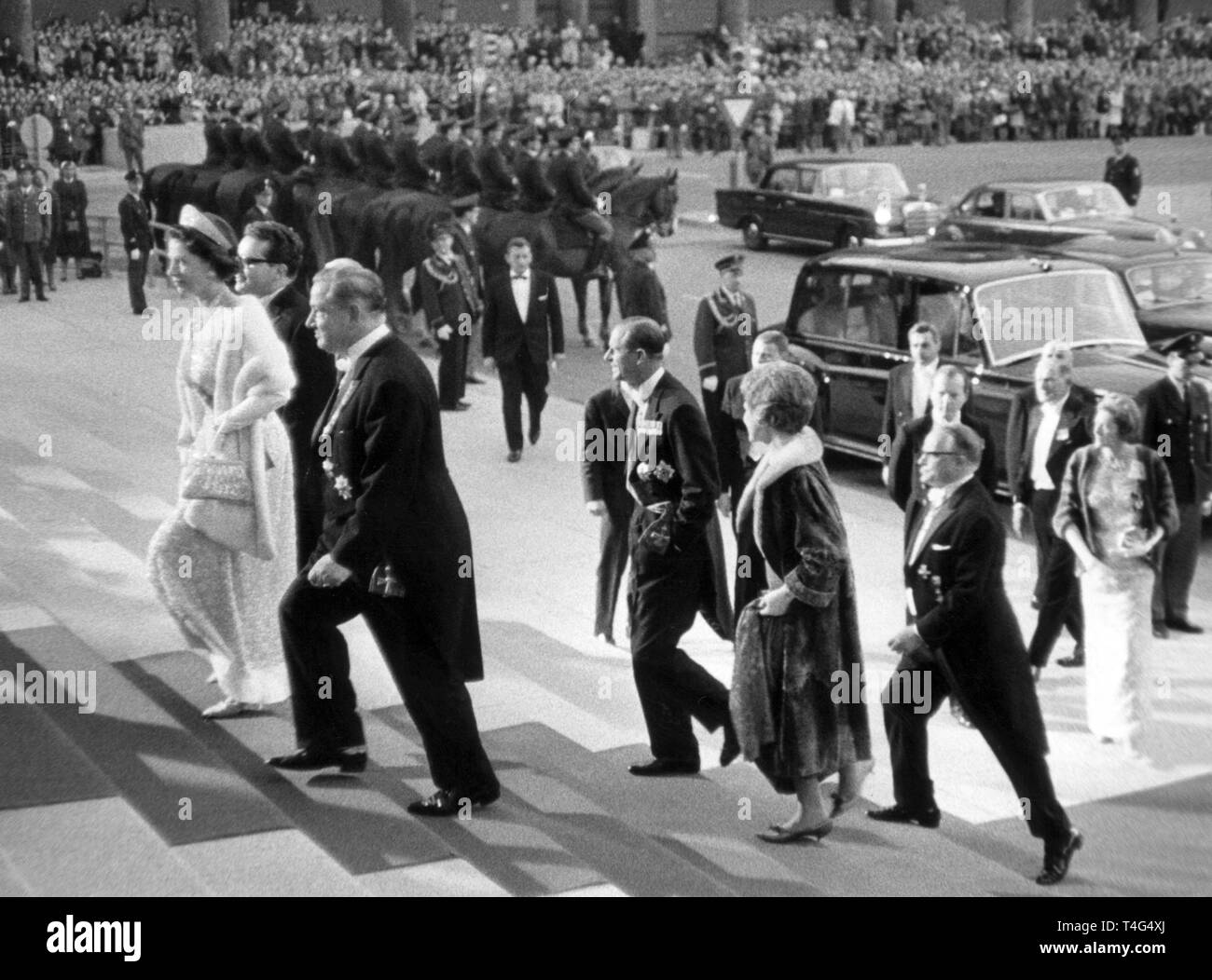La regina Elisabetta II e il Primo Ministro Alfons Goppel sono a piedi le scale del teatro nazionale di Monaco di Baviera il 21 maggio 1965. | Utilizzo di tutto il mondo Foto Stock