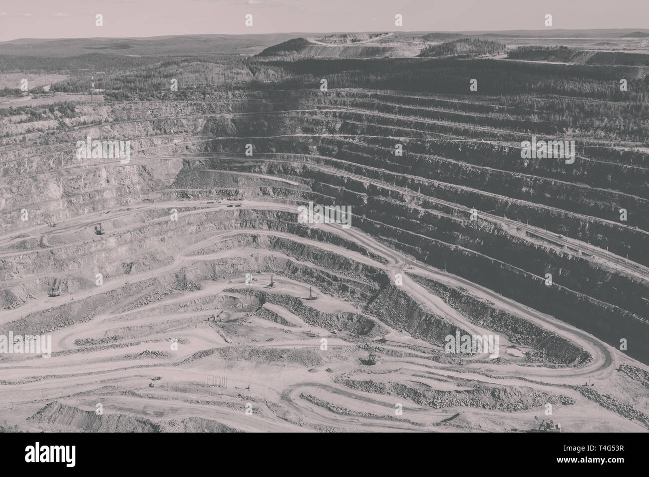 Vista aerea industriale a cielo aperto della cava di data mining con un sacco di macchinari al lavoro - vista dall'alto. Estrazione della calce, gesso, calx, caol Foto Stock