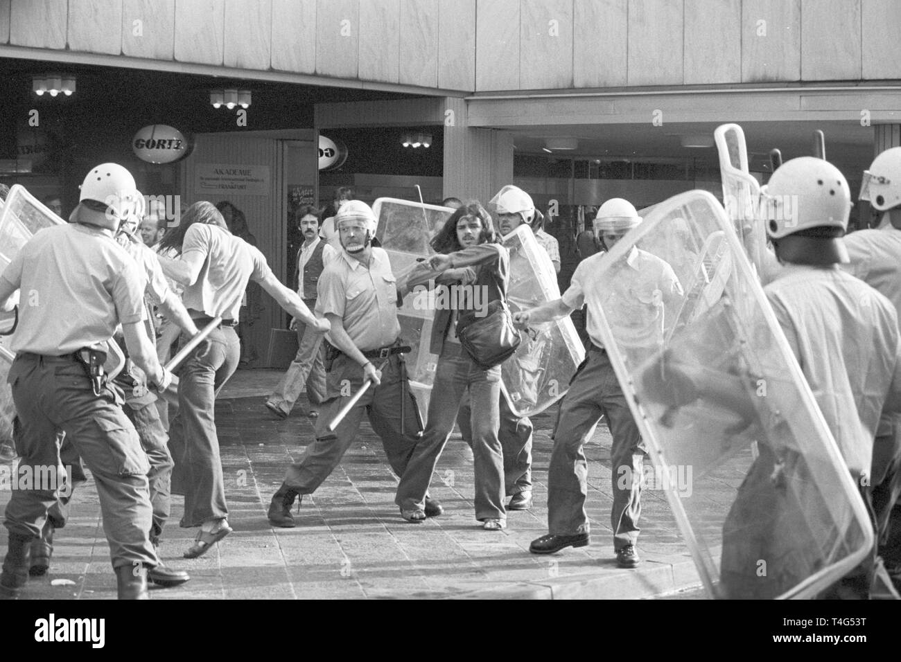 Scontri tra manifestanti e forze di polizia nel corso di una manifestazione a Francoforte il 10 maggio 1976 con circa una dozzina di poliziotti feriti e sette dimostranti arrestati. Essi hanno protestato la morte del terrorista Ulrike Meinhof che si suicidò il 5 maggio 1976. | Utilizzo di tutto il mondo Foto Stock