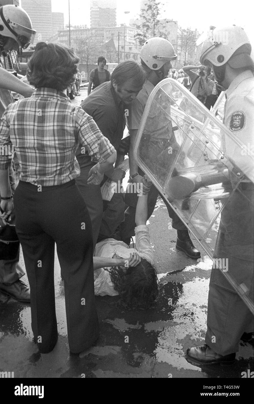Scontri tra manifestanti e forze di polizia nel corso di una manifestazione a Francoforte il 10 maggio 1976 con circa una dozzina di poliziotti feriti e sette dimostranti arrestati. Essi hanno protestato la morte del terrorista Ulrike Meinhof che si suicidò il 5 maggio 1976. | Utilizzo di tutto il mondo Foto Stock