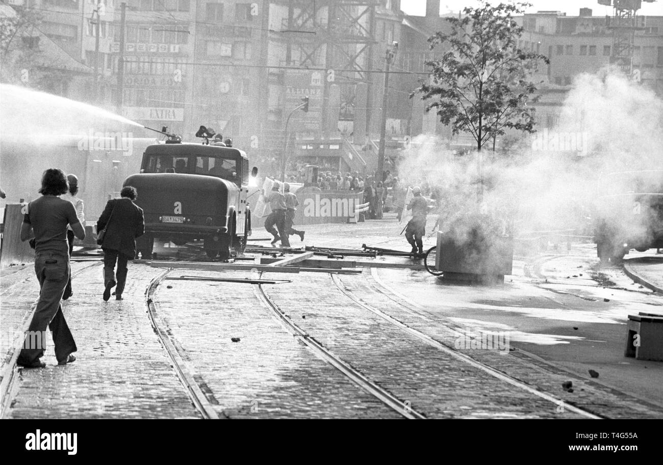 Scontri tra manifestanti e forze di polizia nel corso di una manifestazione a Francoforte il 10 maggio 1976 con circa una dozzina di poliziotti feriti e sette dimostranti arrestati. Essi hanno protestato la morte del terrorista Ulrike Meinhof che si suicidò il 5 maggio 1976. | Utilizzo di tutto il mondo Foto Stock