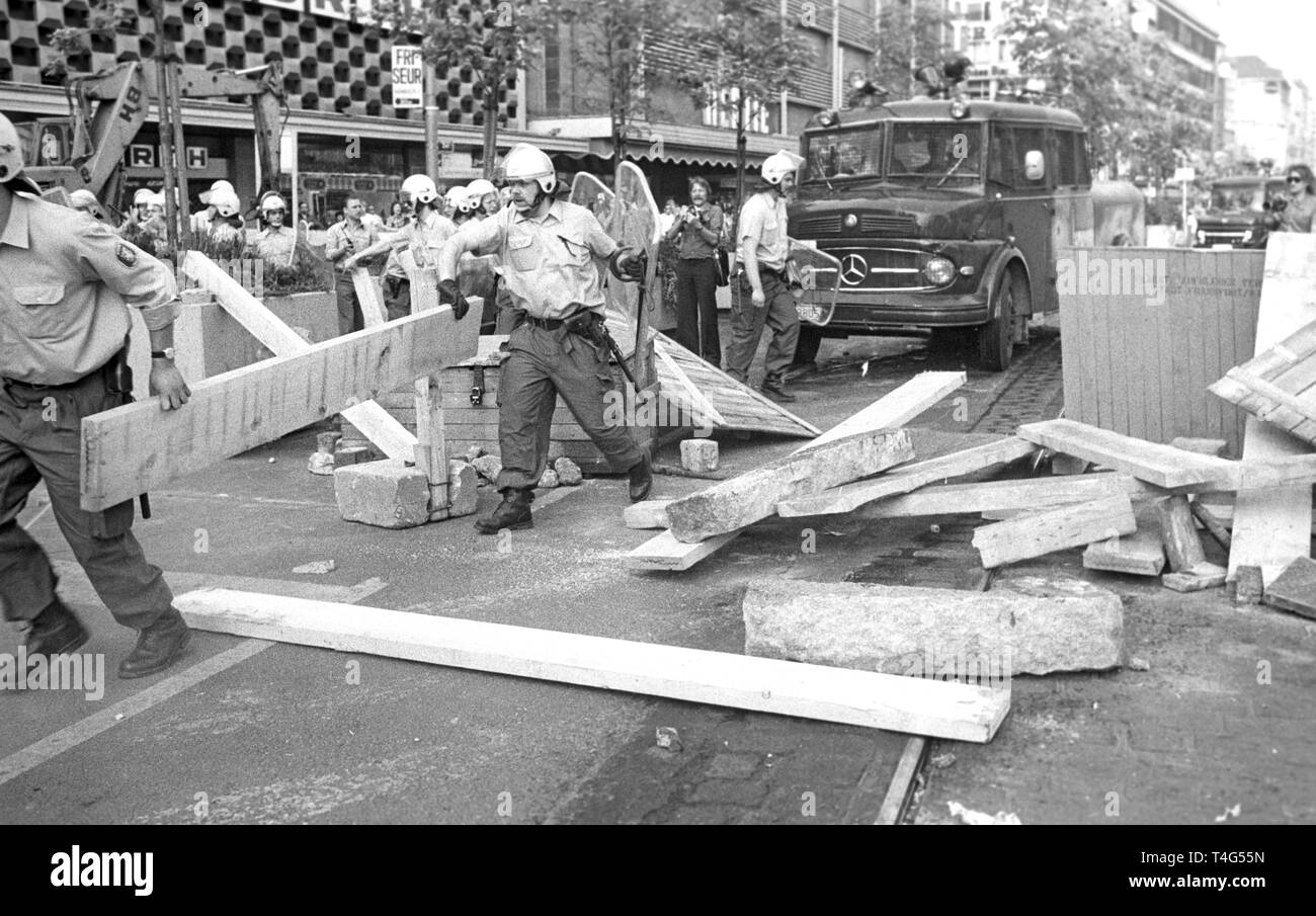 Scontri tra manifestanti e forze di polizia nel corso di una manifestazione a Francoforte il 10 maggio 1976 con circa una dozzina di poliziotti feriti e sette dimostranti arrestati. Essi hanno protestato la morte del terrorista Ulrike Meinhof che si suicidò il 5 maggio 1976. | Utilizzo di tutto il mondo Foto Stock