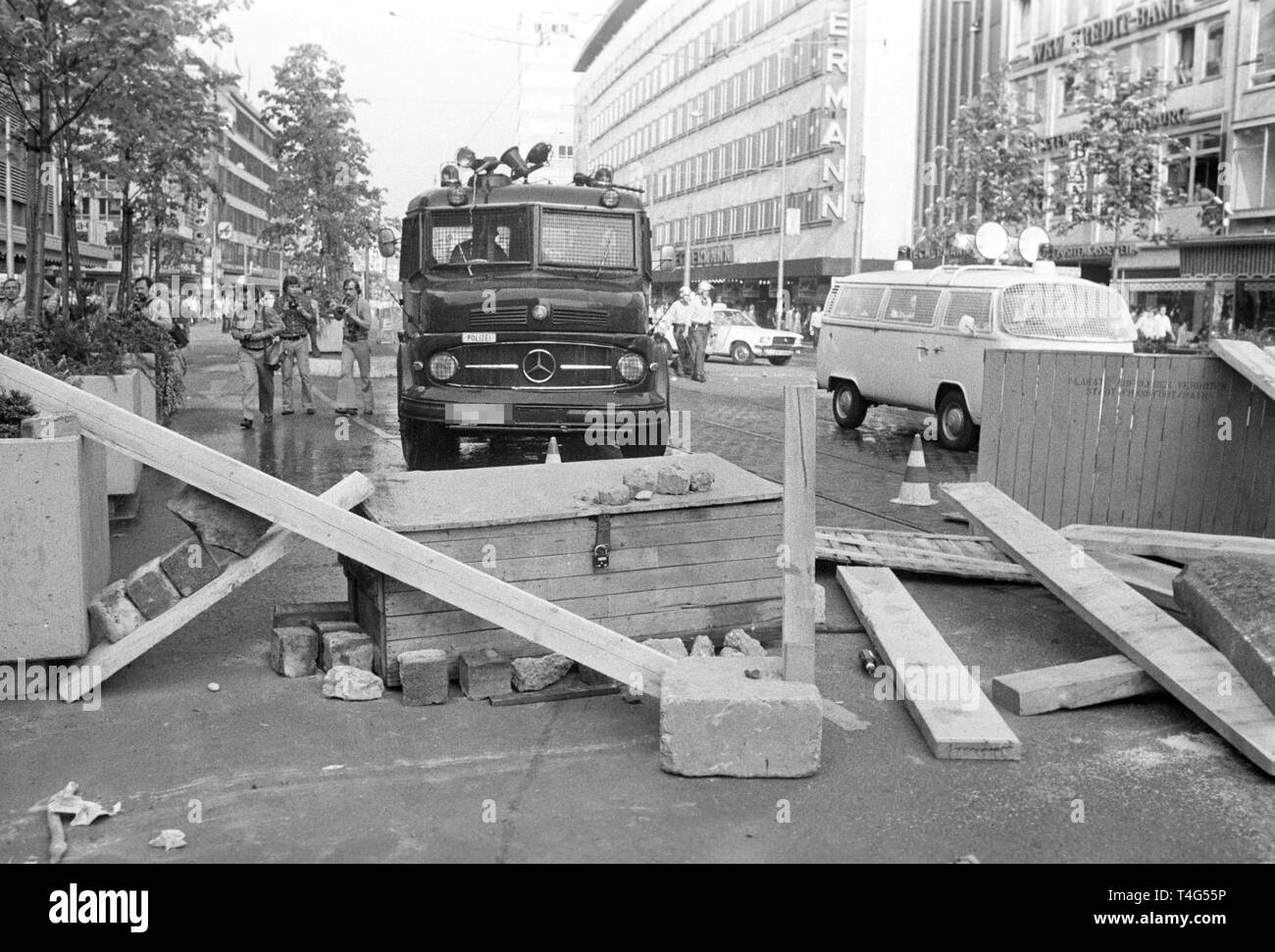 Scontri tra manifestanti e forze di polizia nel corso di una manifestazione a Francoforte il 10 maggio 1976 con circa una dozzina di poliziotti feriti e sette dimostranti arrestati. Essi hanno protestato la morte del terrorista Ulrike Meinhof che si suicidò il 5 maggio 1976. | Utilizzo di tutto il mondo Foto Stock