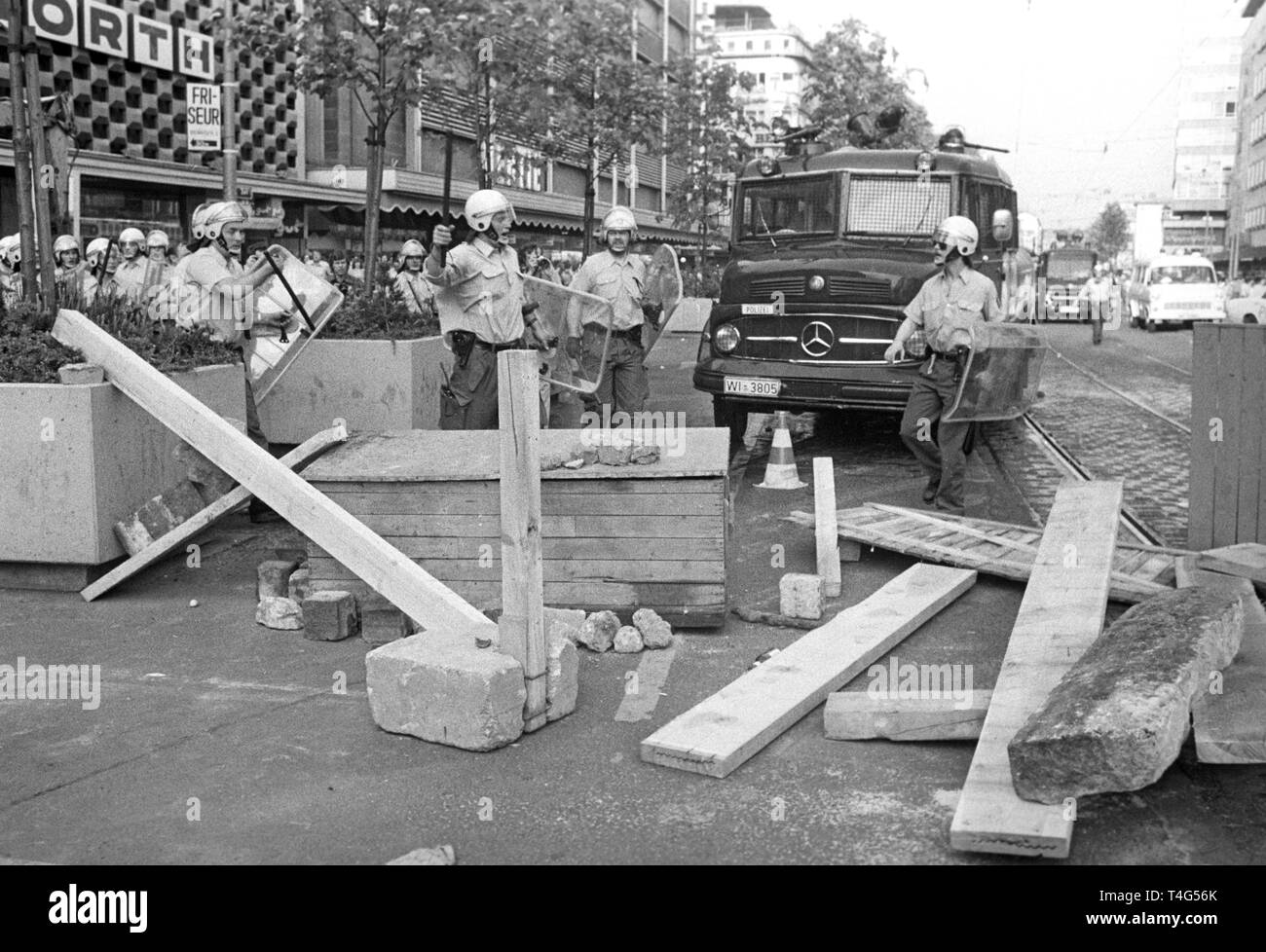 Scontri tra manifestanti e forze di polizia nel corso di una manifestazione a Francoforte il 10 maggio 1976 con circa una dozzina di poliziotti feriti e sette dimostranti arrestati. Essi hanno protestato la morte del terrorista Ulrike Meinhof che si suicidò il 5 maggio 1976. | Utilizzo di tutto il mondo Foto Stock