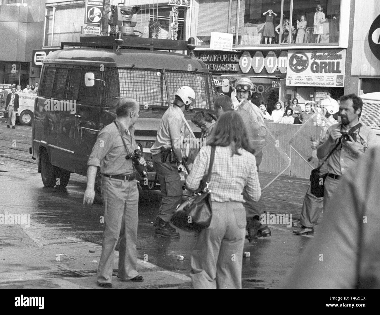 Scontri tra manifestanti e forze di polizia nel corso di una manifestazione a Francoforte il 10 maggio 1976 con circa una dozzina di poliziotti feriti e sette dimostranti arrestati. Essi hanno protestato la morte del terrorista Ulrike Meinhof che si suicidò il 5 maggio 1976. | Utilizzo di tutto il mondo Foto Stock