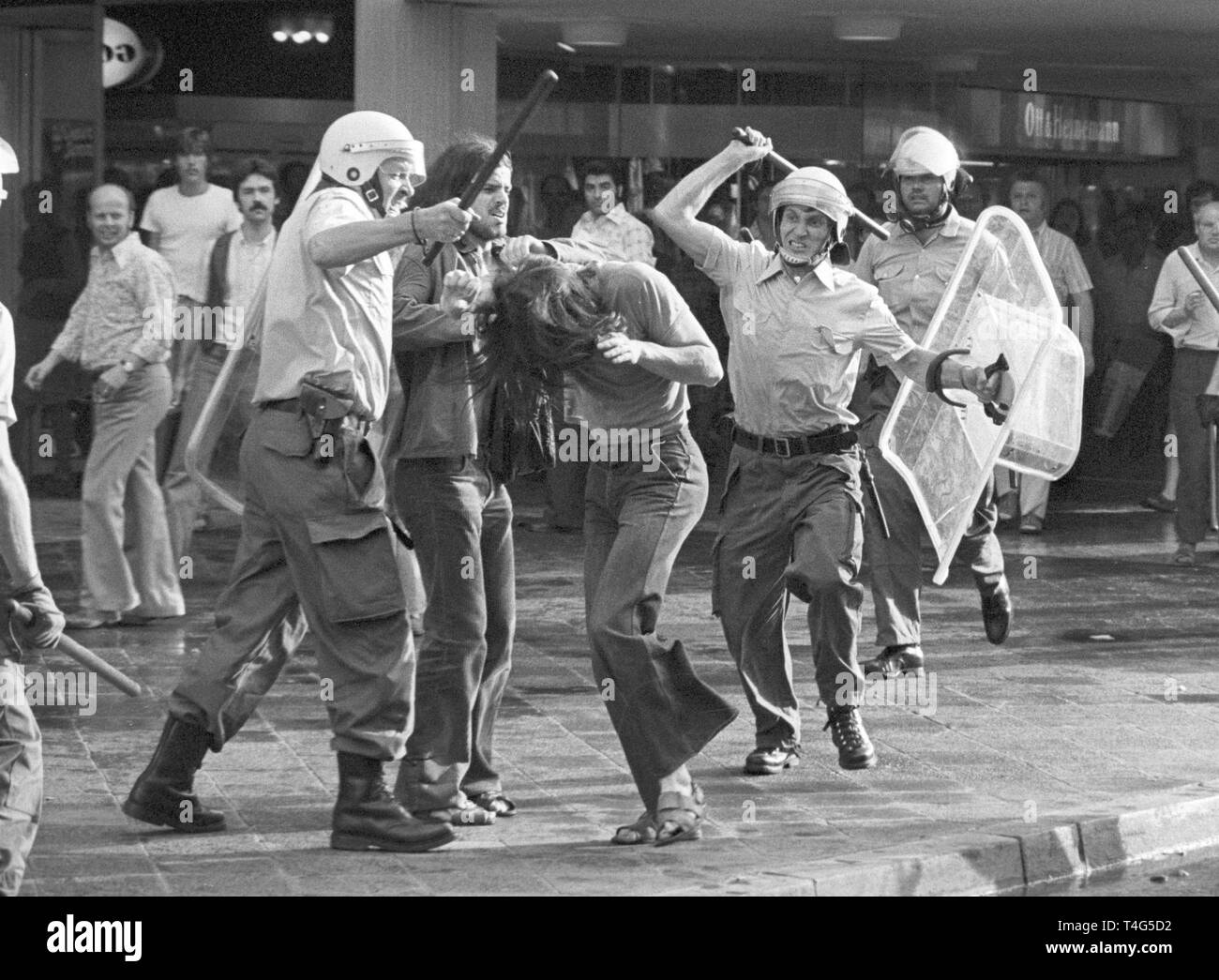 Scontri tra manifestanti e forze di polizia nel corso di una manifestazione a Francoforte il 10 maggio 1976 con circa una dozzina di poliziotti feriti e sette dimostranti arrestati. Essi hanno protestato la morte del terrorista Ulrike Meinhof che si suicidò il 5 maggio 1976. | Utilizzo di tutto il mondo Foto Stock