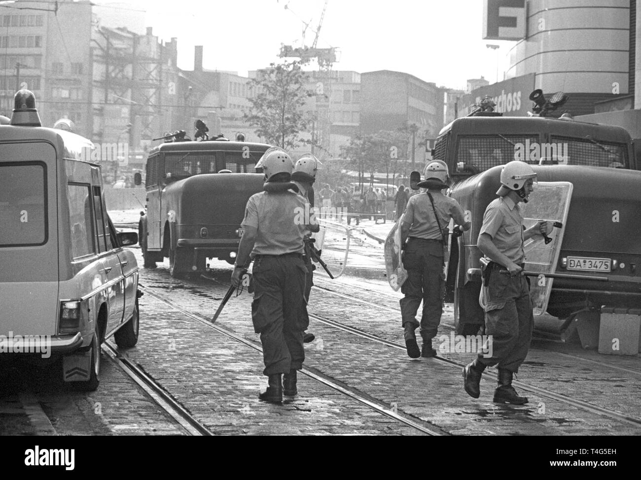 Scontri tra manifestanti e forze di polizia nel corso di una manifestazione a Francoforte il 10 maggio 1976 con circa una dozzina di poliziotti feriti e sette dimostranti arrestati. Essi hanno protestato la morte del terrorista Ulrike Meinhof che si suicidò il 5 maggio 1976. | Utilizzo di tutto il mondo Foto Stock