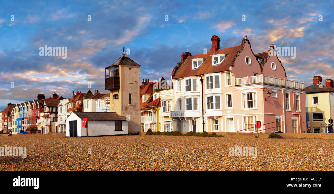 Fronte mare case e spiaggia di ciottoli di Aldeburgh , Suffolk, Inghilterra Foto Stock