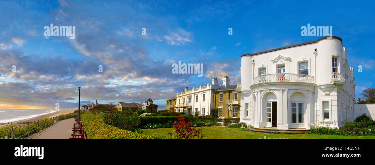 Edwardian House sul lungomare che si affaccia sulla spiaggia oc Southwold, Suffolk, Inghilterra Foto Stock