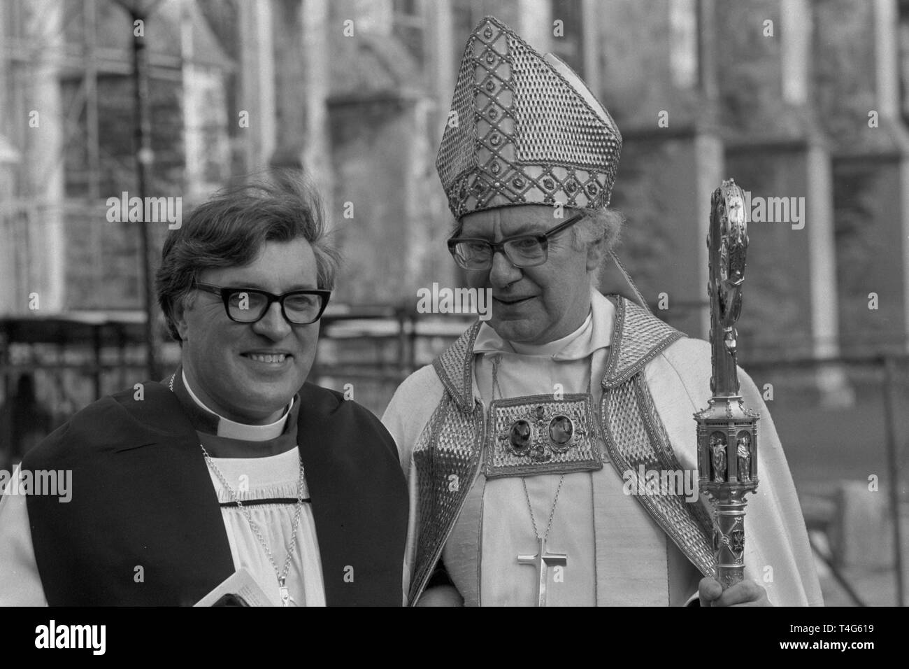 L Arcivescovo di Canterbury, il dottor Robert Runcie (r) al di fuori della Cattedrale di Canterbury dopo aver consacrato vescovo di Maidstone, Rt Rev Robert Hardy (l). Foto Stock